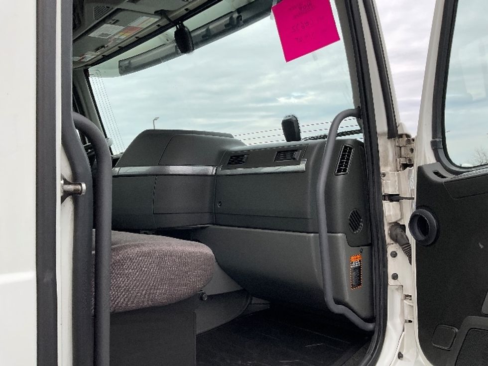 Day Cab Tractor-Heavy Duty Tractors-Volvo-2020-VNR64300-Lancaster-PA-403,595\n\t\tmiles-$ 50,000 - Image 13