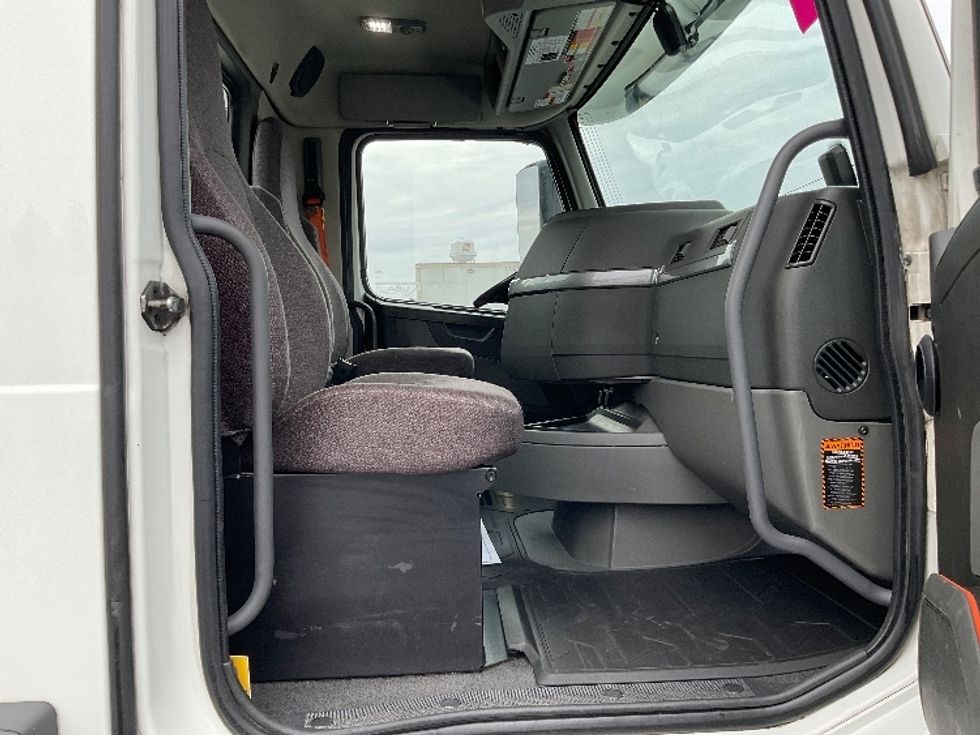 Day Cab Tractor-Heavy Duty Tractors-Volvo-2020-VNR64300-Lancaster-PA-403,595\n\t\tmiles-$ 50,000 - Image 14