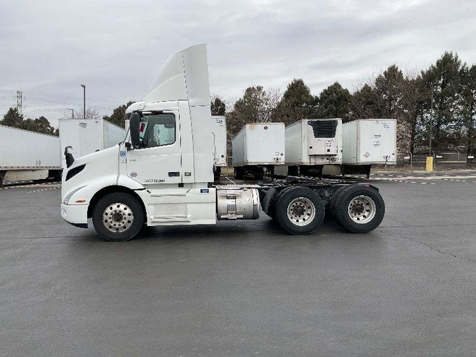 Day Cab Tractor-Heavy Duty Tractors-Volvo-2020-VNR64300-Lancaster-PA-403,595\n\t\tmiles-$ 50,000 - Image 4