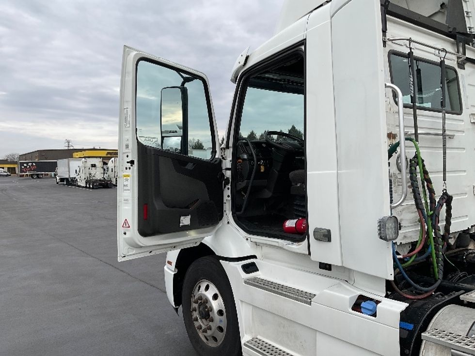 Day Cab Tractor-Heavy Duty Tractors-Volvo-2020-VNR64300-Lancaster-PA-403,595\n\t\tmiles-$ 50,000 - Image 9