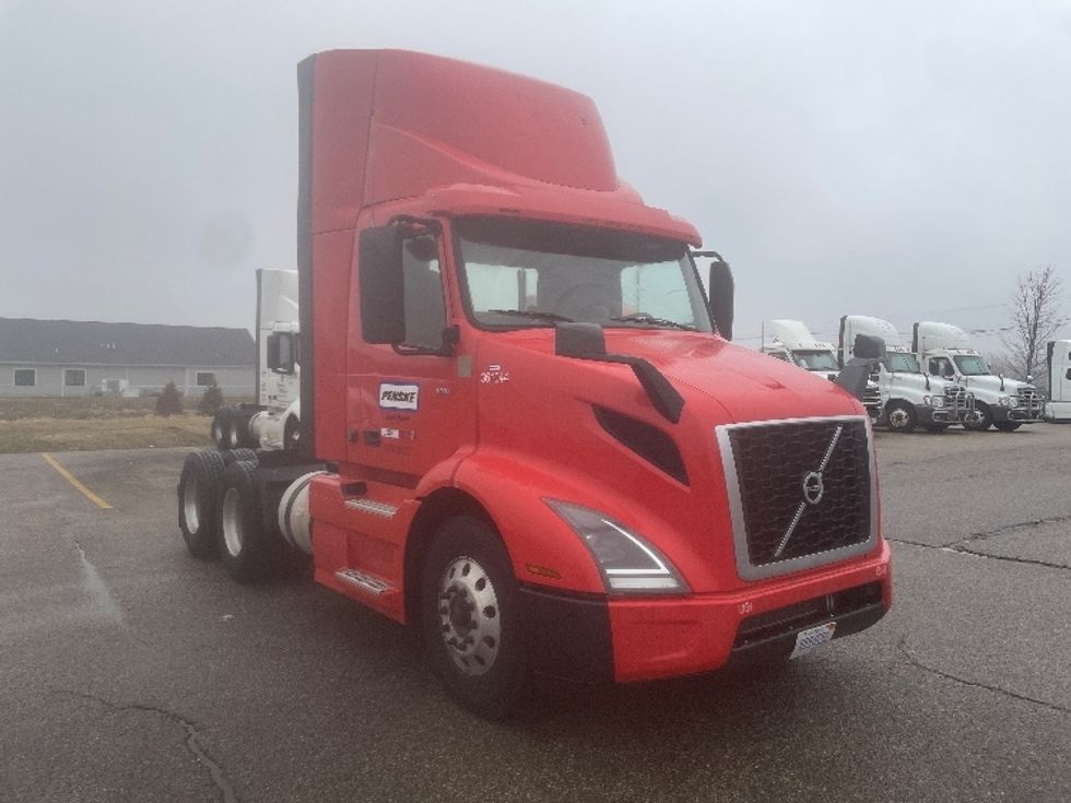 Day Cab Tractor-Heavy Duty Tractors-Volvo-2020-VNR64300-Lansing-MI-316,267\n\t\tmiles-$ 43,500 - Image 1