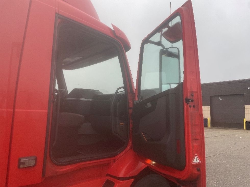 Day Cab Tractor-Heavy Duty Tractors-Volvo-2020-VNR64300-Lansing-MI-316,267\n\t\tmiles-$ 43,500 - Image 12