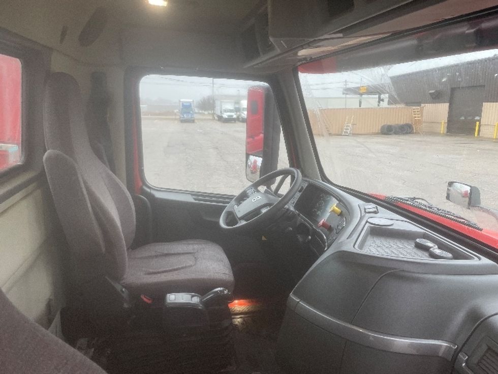 Day Cab Tractor-Heavy Duty Tractors-Volvo-2020-VNR64300-Lansing-MI-316,267\n\t\tmiles-$ 43,500 - Image 14