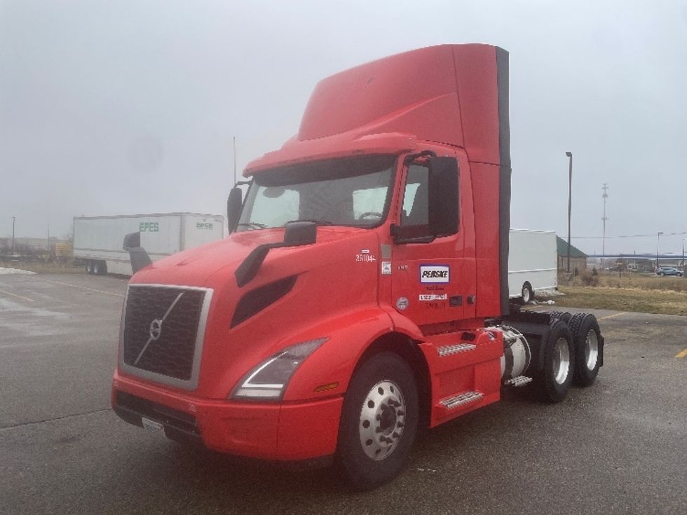 Day Cab Tractor-Heavy Duty Tractors-Volvo-2020-VNR64300-Lansing-MI-316,267\n\t\tmiles-$ 43,500 - Image 3