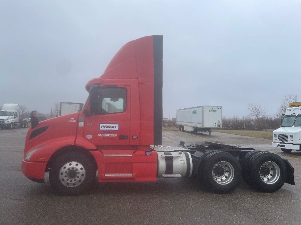 Day Cab Tractor-Heavy Duty Tractors-Volvo-2020-VNR64300-Lansing-MI-316,267\n\t\tmiles-$ 43,500 - Image 4