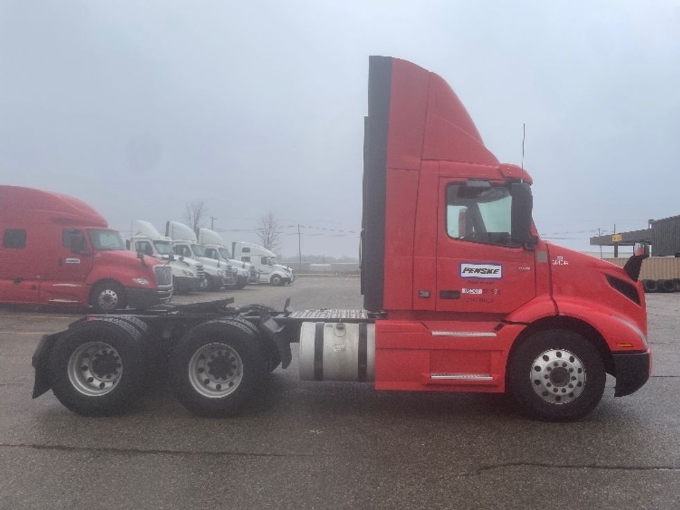 Day Cab Tractor-Heavy Duty Tractors-Volvo-2020-VNR64300-Lansing-MI-316,267\n\t\tmiles-$ 43,500 - Image 8