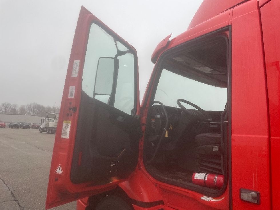 Day Cab Tractor-Heavy Duty Tractors-Volvo-2020-VNR64300-Lansing-MI-316,267\n\t\tmiles-$ 43,500 - Image 9