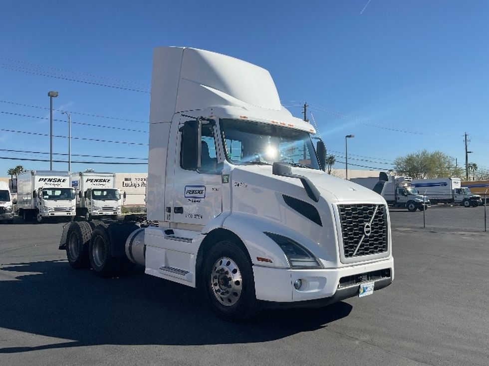 Day Cab Tractor-Heavy Duty Tractors-Volvo-2020-VNR64300-Las Vegas-NV-542,000\n\t\tmiles-$ 37,750 - Image 1