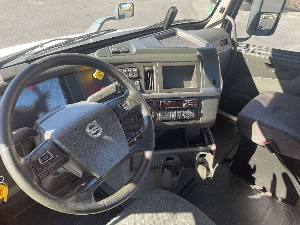 Day Cab Tractor-Heavy Duty Tractors-Volvo-2020-VNR64300-Las Vegas-NV-542,000\n\t\tmiles-$ 37,750 - Image 11