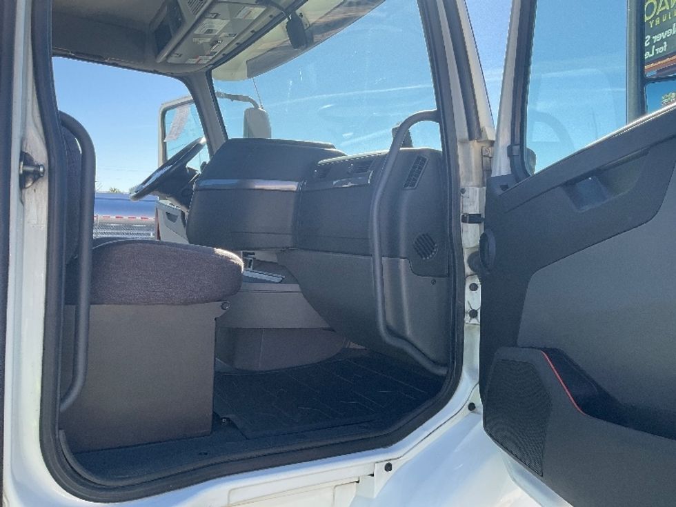 Day Cab Tractor-Heavy Duty Tractors-Volvo-2020-VNR64300-Las Vegas-NV-542,000\n\t\tmiles-$ 37,750 - Image 12
