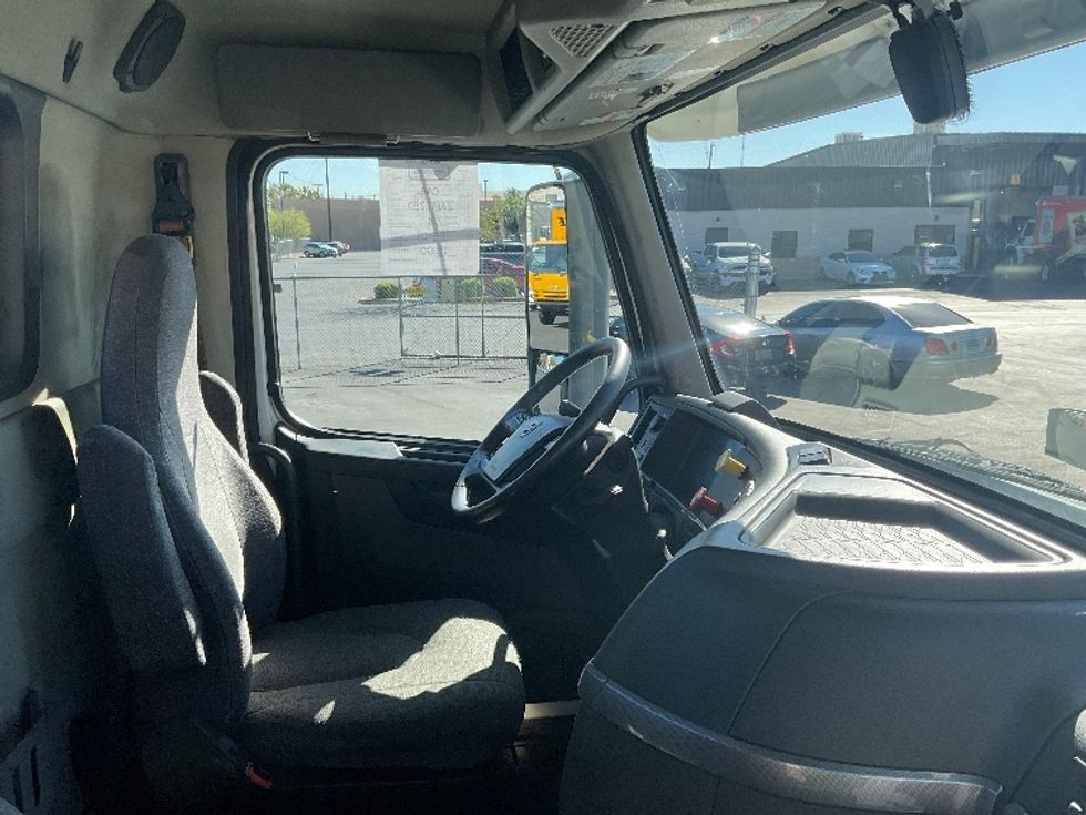 Day Cab Tractor-Heavy Duty Tractors-Volvo-2020-VNR64300-Las Vegas-NV-542,000\n\t\tmiles-$ 37,750 - Image 14