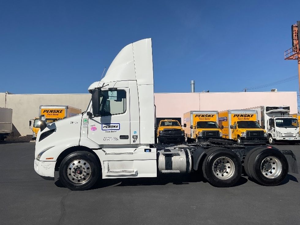 Day Cab Tractor-Heavy Duty Tractors-Volvo-2020-VNR64300-Las Vegas-NV-542,000\n\t\tmiles-$ 37,750 - Image 4