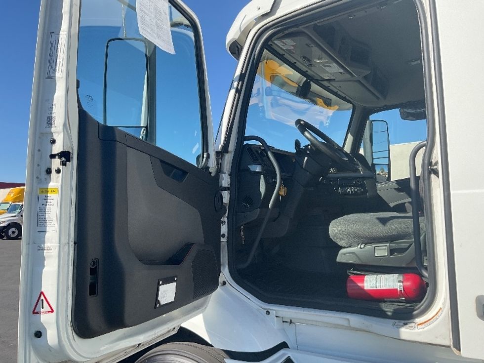 Day Cab Tractor-Heavy Duty Tractors-Volvo-2020-VNR64300-Las Vegas-NV-542,000\n\t\tmiles-$ 37,750 - Image 9