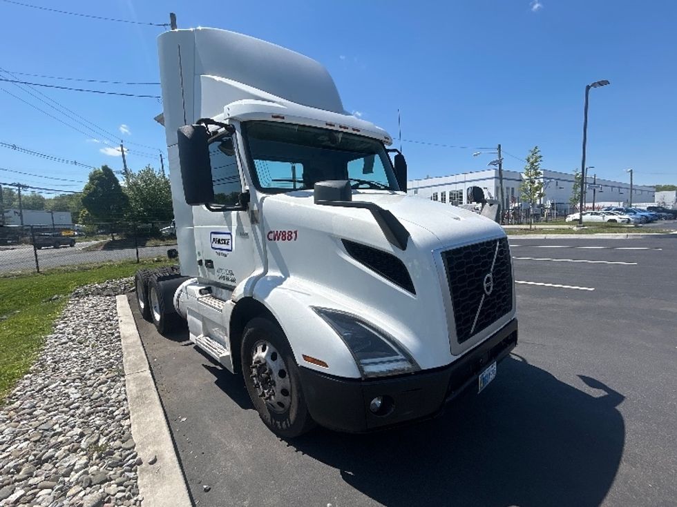 Day Cab Tractor-Heavy Duty Tractors-Volvo-2020-VNR64300-Linden-NJ-380,542\n\t\tmiles-$ 44,750 - Image 1