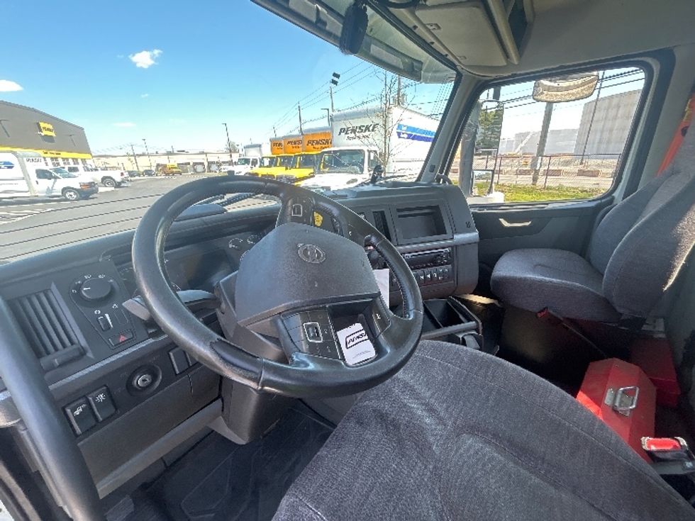 Day Cab Tractor-Heavy Duty Tractors-Volvo-2020-VNR64300-Linden-NJ-380,542\n\t\tmiles-$ 44,750 - Image 10