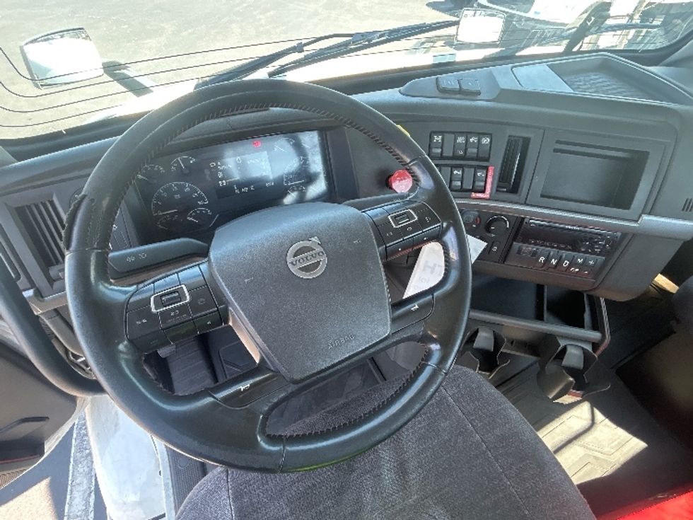 Day Cab Tractor-Heavy Duty Tractors-Volvo-2020-VNR64300-Linden-NJ-380,542\n\t\tmiles-$ 44,750 - Image 11