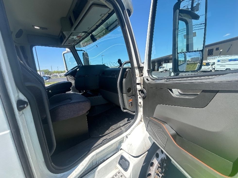 Day Cab Tractor-Heavy Duty Tractors-Volvo-2020-VNR64300-Linden-NJ-380,542\n\t\tmiles-$ 44,750 - Image 12