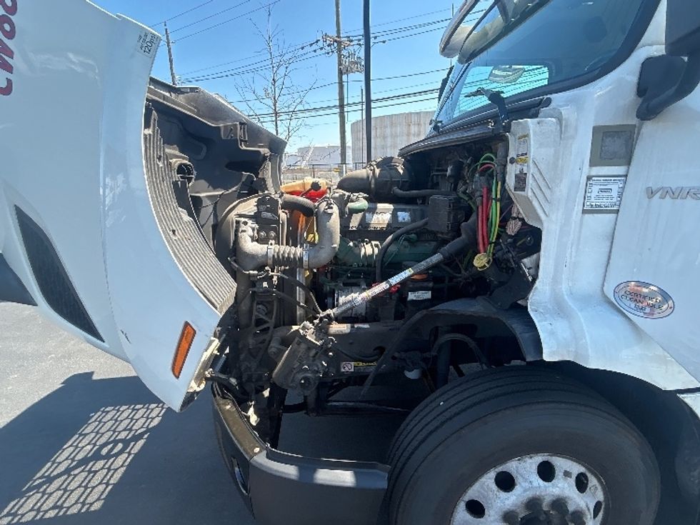 Day Cab Tractor-Heavy Duty Tractors-Volvo-2020-VNR64300-Linden-NJ-380,542\n\t\tmiles-$ 44,750 - Image 16