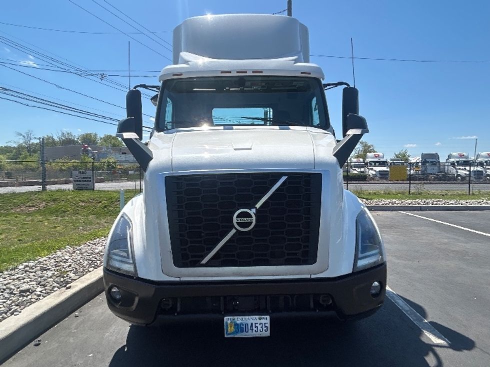 Day Cab Tractor-Heavy Duty Tractors-Volvo-2020-VNR64300-Linden-NJ-380,542\n\t\tmiles-$ 44,750 - Image 2