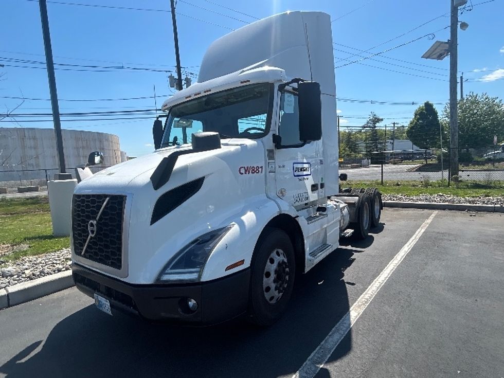 Day Cab Tractor-Heavy Duty Tractors-Volvo-2020-VNR64300-Linden-NJ-380,542\n\t\tmiles-$ 44,750 - Image 3