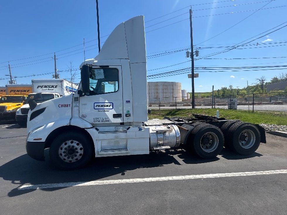 Day Cab Tractor-Heavy Duty Tractors-Volvo-2020-VNR64300-Linden-NJ-380,542\n\t\tmiles-$ 44,750 - Image 4