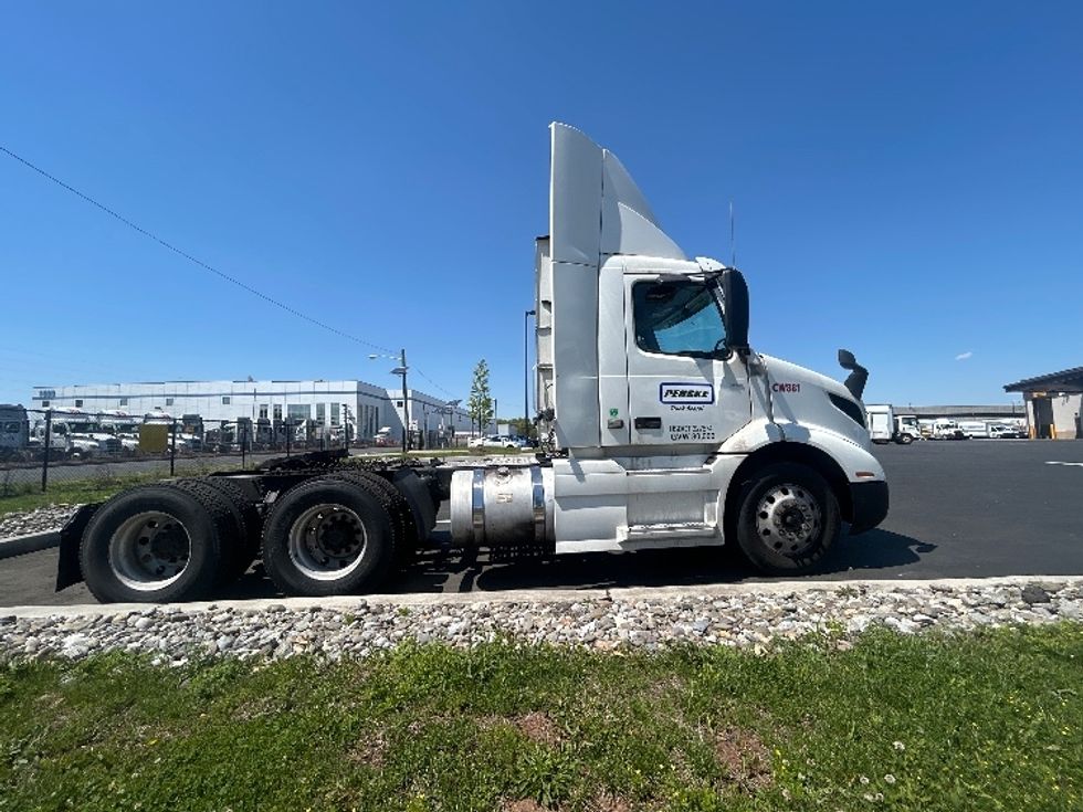 Day Cab Tractor-Heavy Duty Tractors-Volvo-2020-VNR64300-Linden-NJ-380,542\n\t\tmiles-$ 44,750 - Image 8