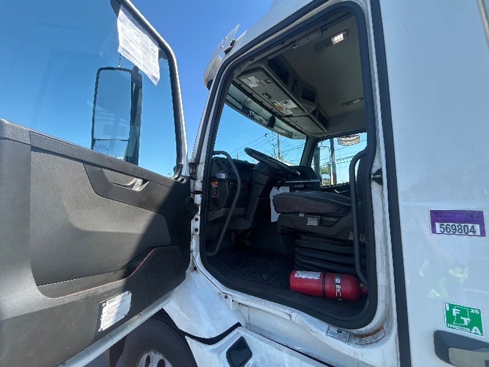 Day Cab Tractor-Heavy Duty Tractors-Volvo-2020-VNR64300-Linden-NJ-380,542\n\t\tmiles-$ 44,750 - Image 9