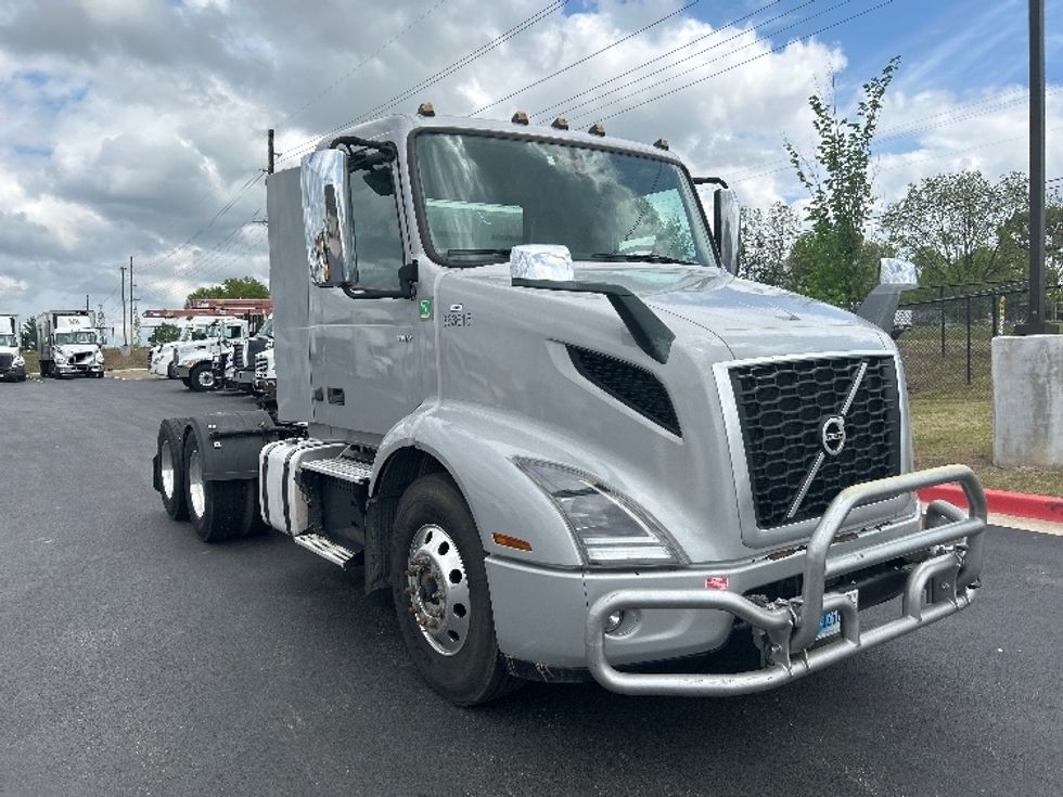Day Cab Tractor-Heavy Duty Tractors-Volvo-2020-VNR64300-Lowell-AR-351,985\n\t\tmiles-$ 47,500 - Image 1