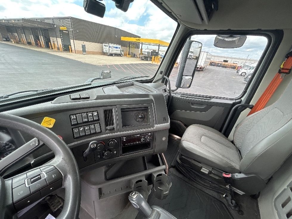 Day Cab Tractor-Heavy Duty Tractors-Volvo-2020-VNR64300-Lowell-AR-351,985\n\t\tmiles-$ 47,500 - Image 10