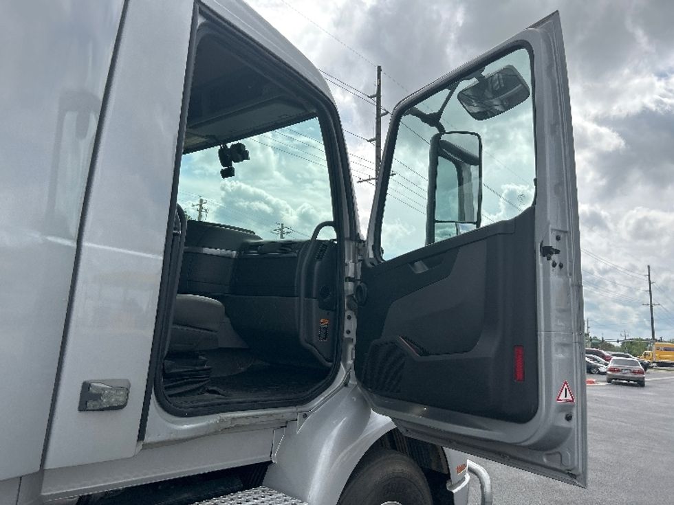 Day Cab Tractor-Heavy Duty Tractors-Volvo-2020-VNR64300-Lowell-AR-351,985\n\t\tmiles-$ 47,500 - Image 12
