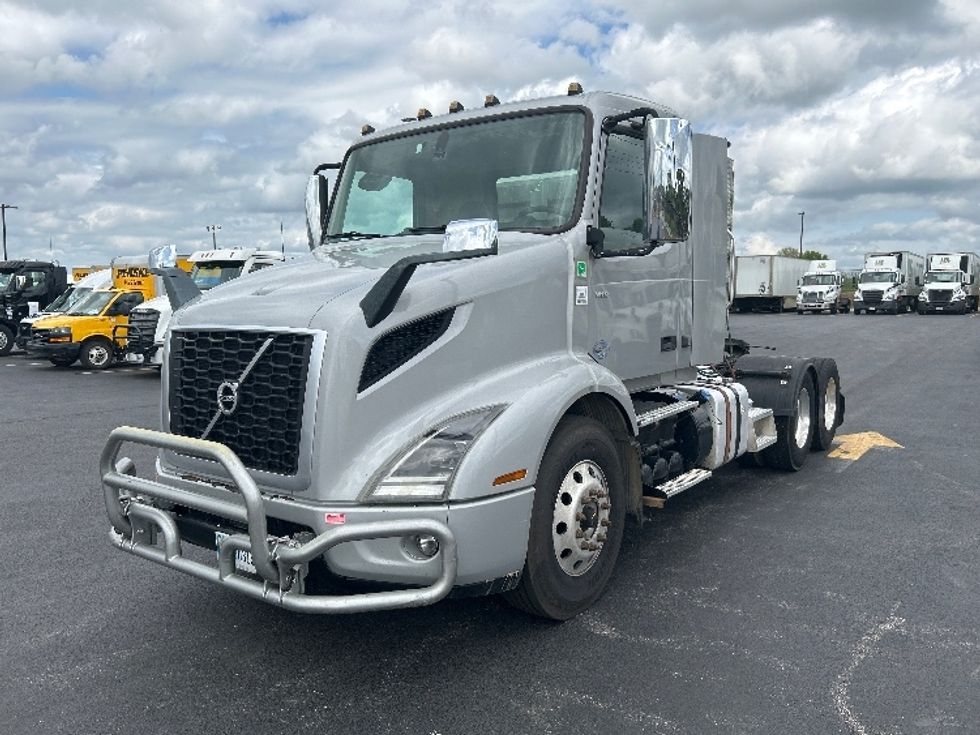Day Cab Tractor-Heavy Duty Tractors-Volvo-2020-VNR64300-Lowell-AR-351,985\n\t\tmiles-$ 47,500 - Image 3