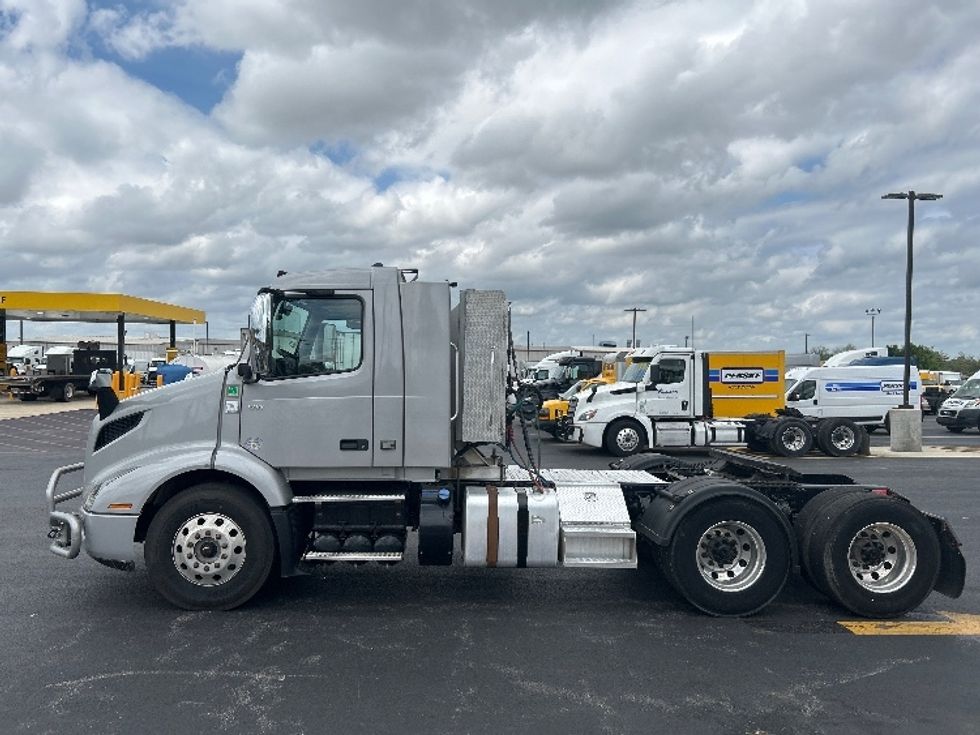 Day Cab Tractor-Heavy Duty Tractors-Volvo-2020-VNR64300-Lowell-AR-351,985\n\t\tmiles-$ 47,500 - Image 4