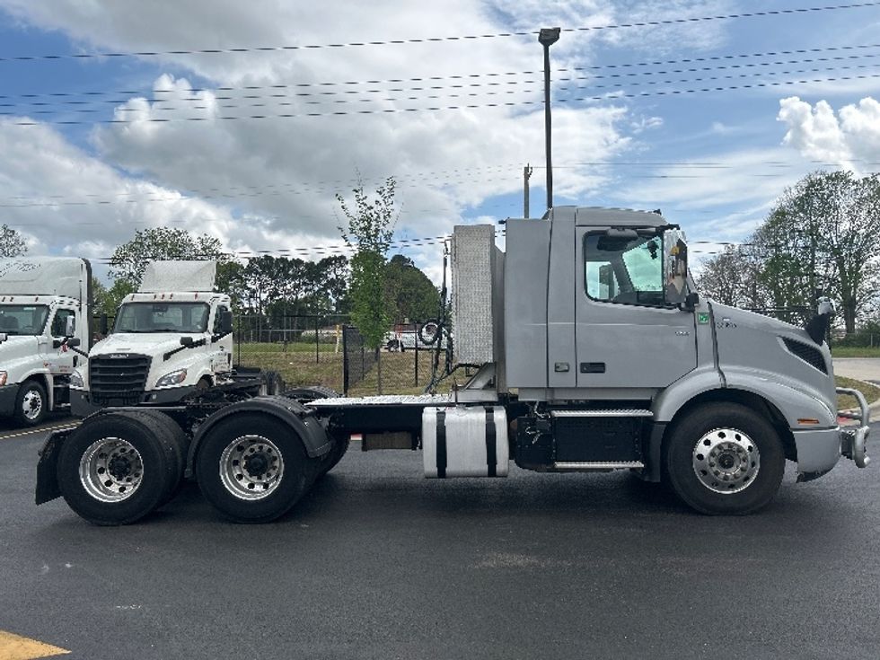 Day Cab Tractor-Heavy Duty Tractors-Volvo-2020-VNR64300-Lowell-AR-351,985\n\t\tmiles-$ 47,500 - Image 8