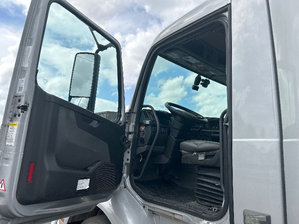 Day Cab Tractor-Heavy Duty Tractors-Volvo-2020-VNR64300-Lowell-AR-351,985\n\t\tmiles-$ 47,500 - Image 9