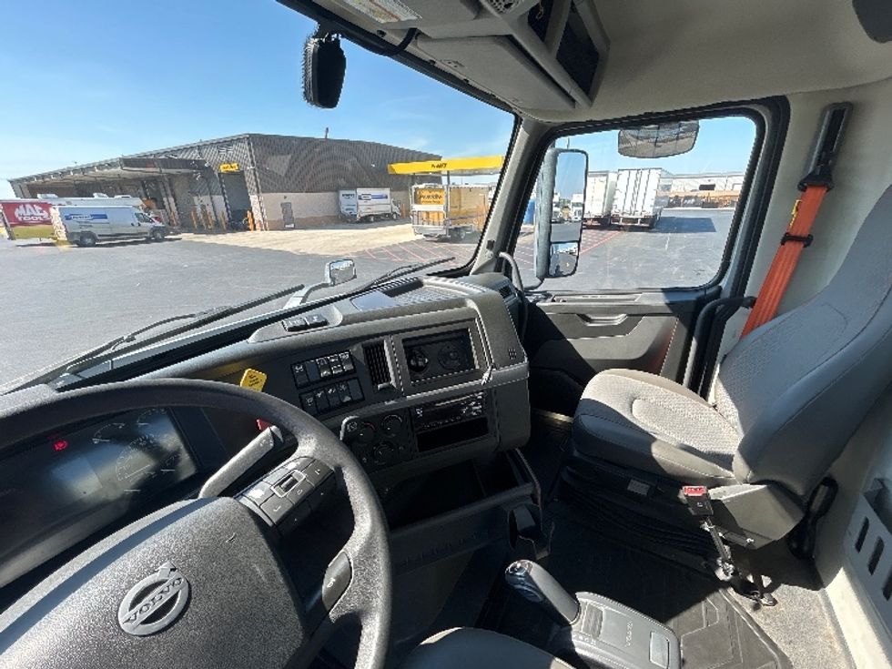 Day Cab Tractor-Heavy Duty Tractors-Volvo-2020-VNR64300-Lowell-AR-384,859\n\t\tmiles-$ 47,000 - Image 10