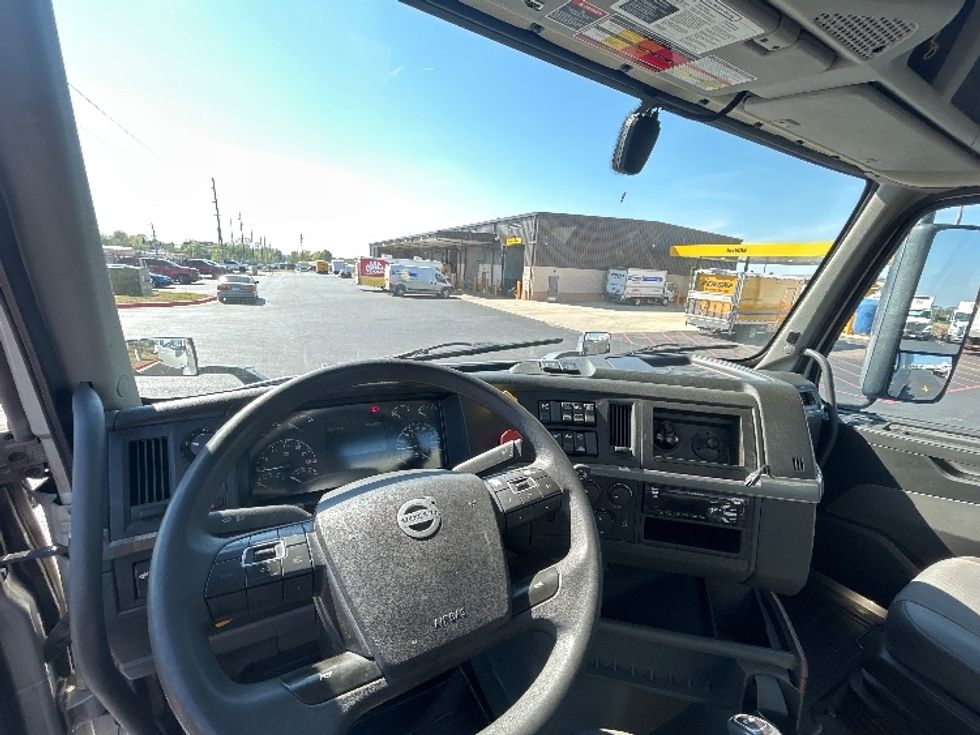 Day Cab Tractor-Heavy Duty Tractors-Volvo-2020-VNR64300-Lowell-AR-384,859\n\t\tmiles-$ 47,000 - Image 11