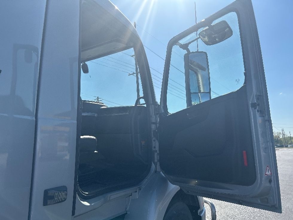 Day Cab Tractor-Heavy Duty Tractors-Volvo-2020-VNR64300-Lowell-AR-384,859\n\t\tmiles-$ 47,000 - Image 12