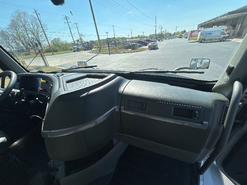 Day Cab Tractor-Heavy Duty Tractors-Volvo-2020-VNR64300-Lowell-AR-384,859\n\t\tmiles-$ 47,000 - Image 13