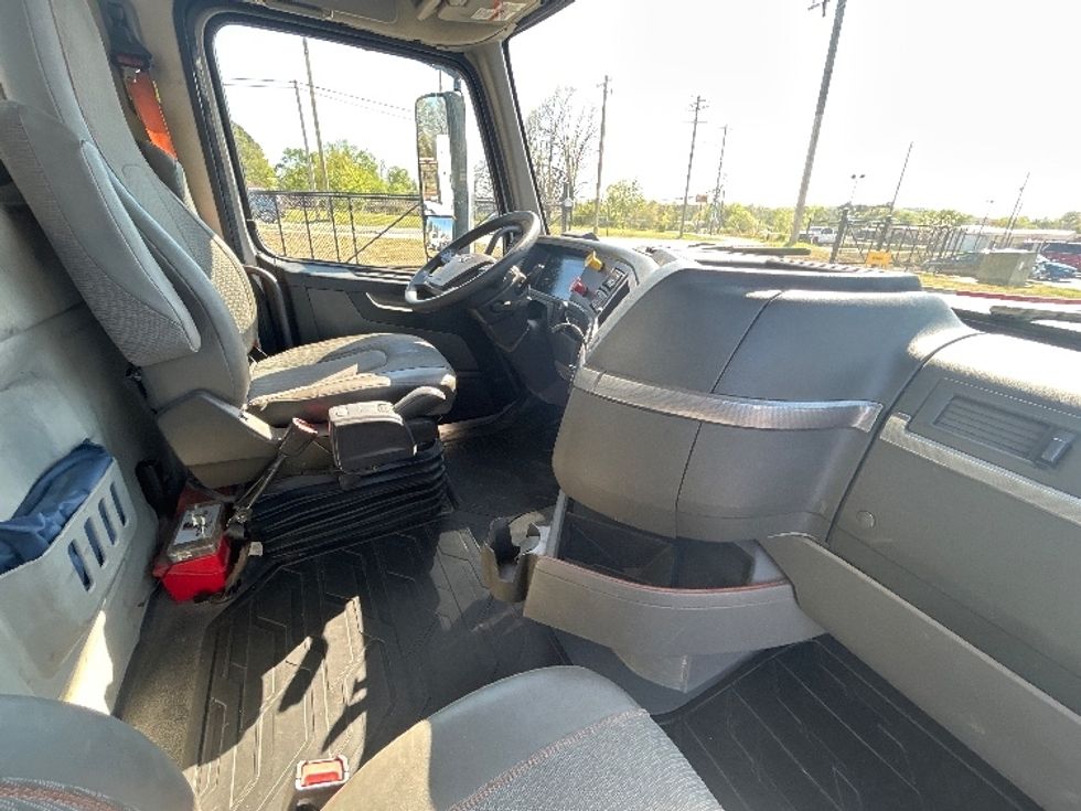 Day Cab Tractor-Heavy Duty Tractors-Volvo-2020-VNR64300-Lowell-AR-384,859\n\t\tmiles-$ 47,000 - Image 14