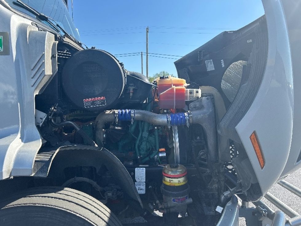 Day Cab Tractor-Heavy Duty Tractors-Volvo-2020-VNR64300-Lowell-AR-384,859\n\t\tmiles-$ 47,000 - Image 15