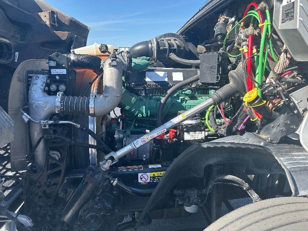 Day Cab Tractor-Heavy Duty Tractors-Volvo-2020-VNR64300-Lowell-AR-384,859\n\t\tmiles-$ 47,000 - Image 16