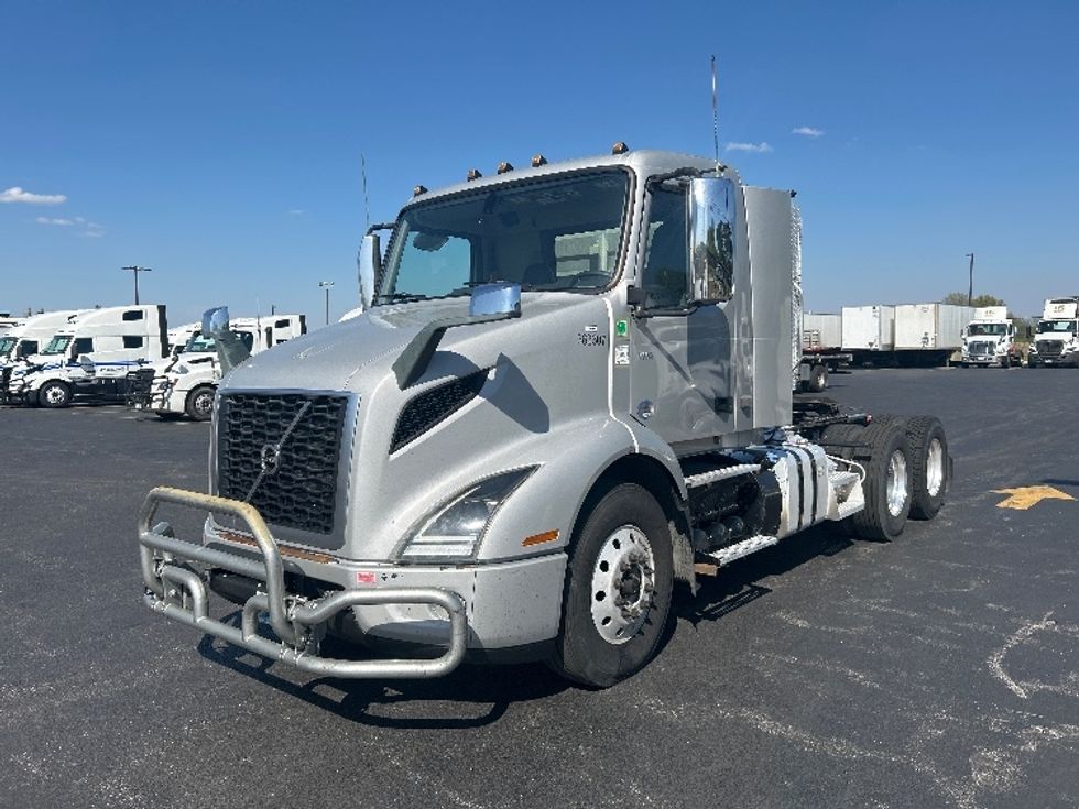 Day Cab Tractor-Heavy Duty Tractors-Volvo-2020-VNR64300-Lowell-AR-384,859\n\t\tmiles-$ 47,000 - Image 3