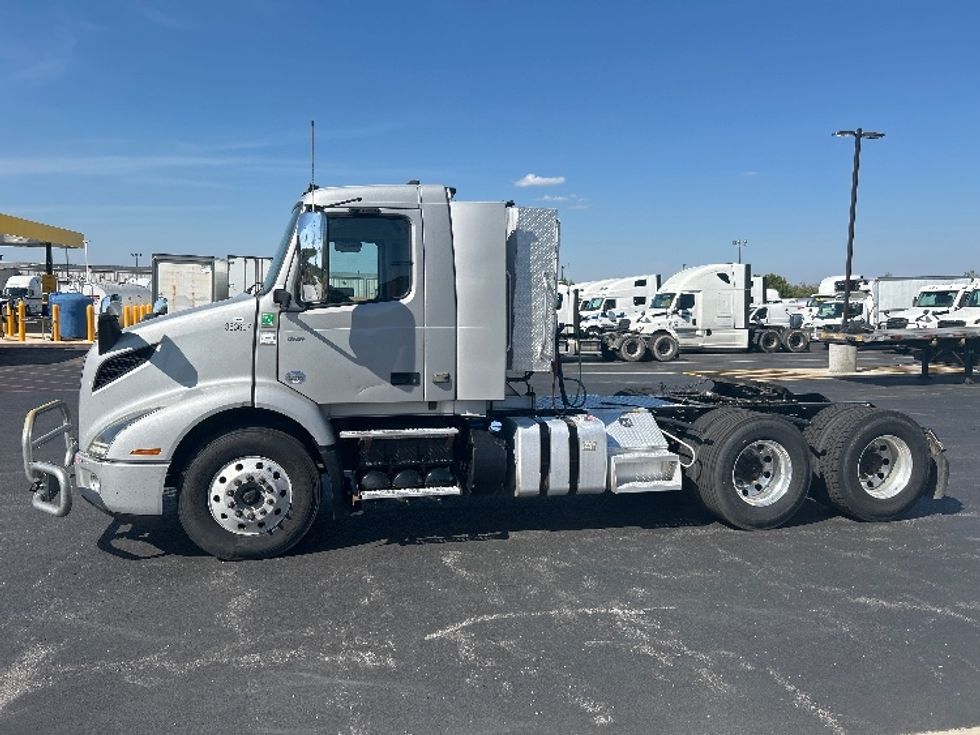 Day Cab Tractor-Heavy Duty Tractors-Volvo-2020-VNR64300-Lowell-AR-384,859\n\t\tmiles-$ 47,000 - Image 4
