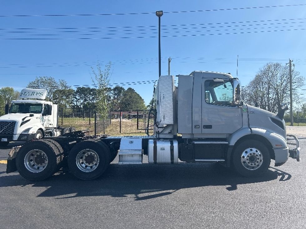 Day Cab Tractor-Heavy Duty Tractors-Volvo-2020-VNR64300-Lowell-AR-384,859\n\t\tmiles-$ 47,000 - Image 8