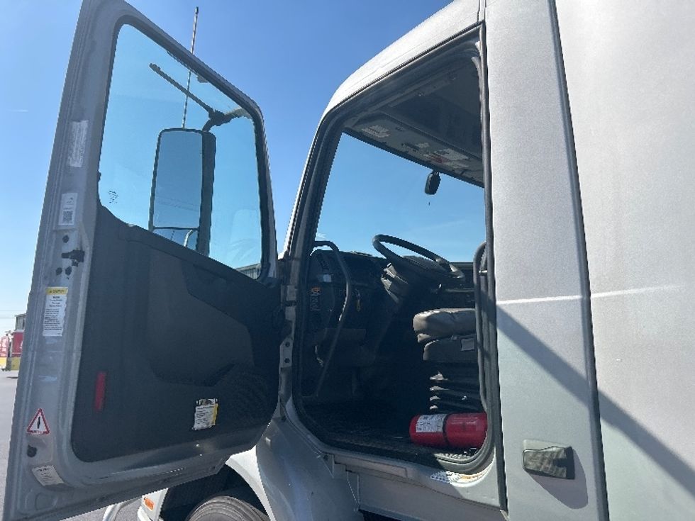 Day Cab Tractor-Heavy Duty Tractors-Volvo-2020-VNR64300-Lowell-AR-384,859\n\t\tmiles-$ 47,000 - Image 9