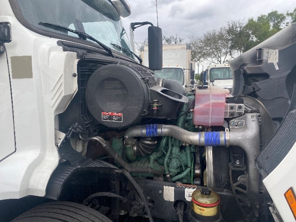 Day Cab Tractor-Heavy Duty Tractors-Volvo-2020-VNR64300-Medley-FL-409,374\n\t\tmiles-$ 60,250 - Image 15