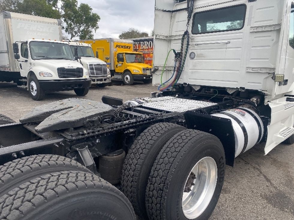Day Cab Tractor-Heavy Duty Tractors-Volvo-2020-VNR64300-Medley-FL-409,374\n\t\tmiles-$ 60,250 - Image 18