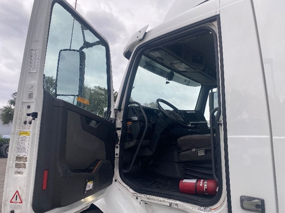 Day Cab Tractor-Heavy Duty Tractors-Volvo-2020-VNR64300-Medley-FL-409,374\n\t\tmiles-$ 60,250 - Image 9