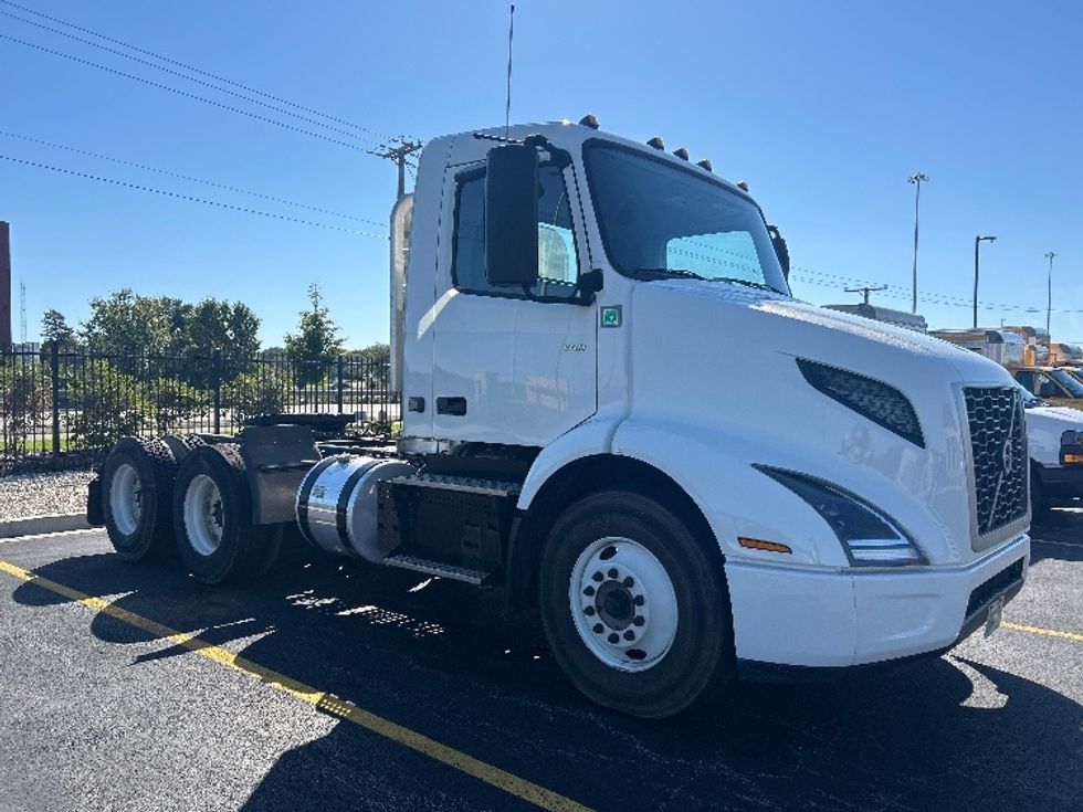 Day Cab Tractor-Heavy Duty Tractors-Volvo-2020-VNR64300-Melrose Park-IL-170,813\n\t\tmiles-$ 49,000 - Image 1