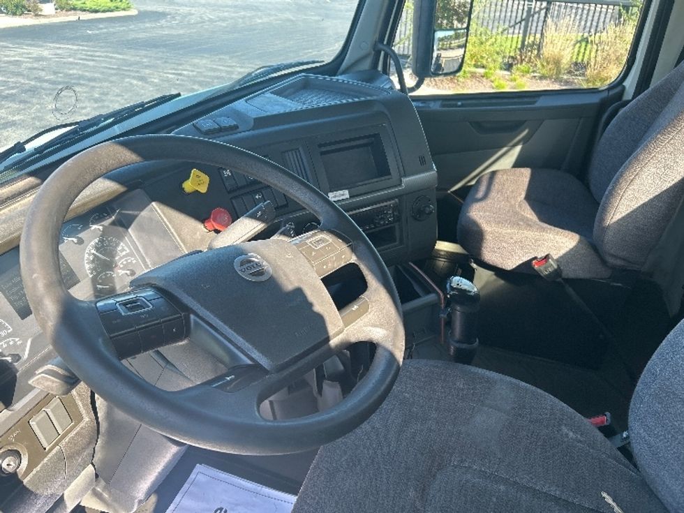 Day Cab Tractor-Heavy Duty Tractors-Volvo-2020-VNR64300-Melrose Park-IL-170,813\n\t\tmiles-$ 49,000 - Image 10